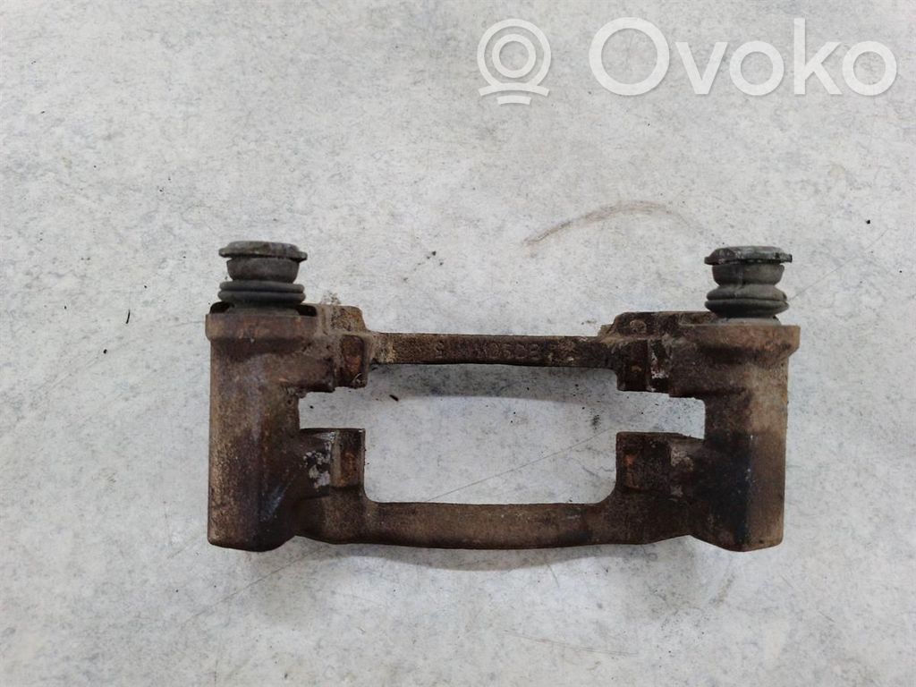 Opel Movano A Jarrusatulan tyynyn pidike takana 