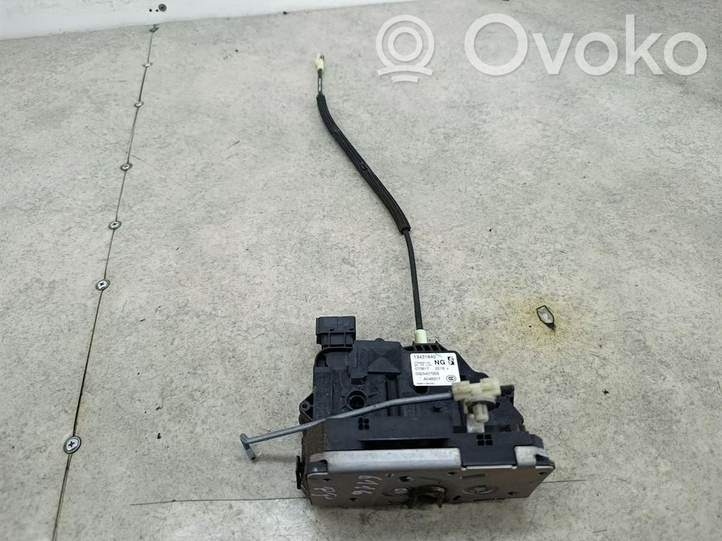 Opel Corsa E Priekšpusē slēdzene 