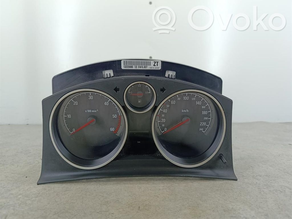 Opel Zafira B Geschwindigkeitsmesser Cockpit 