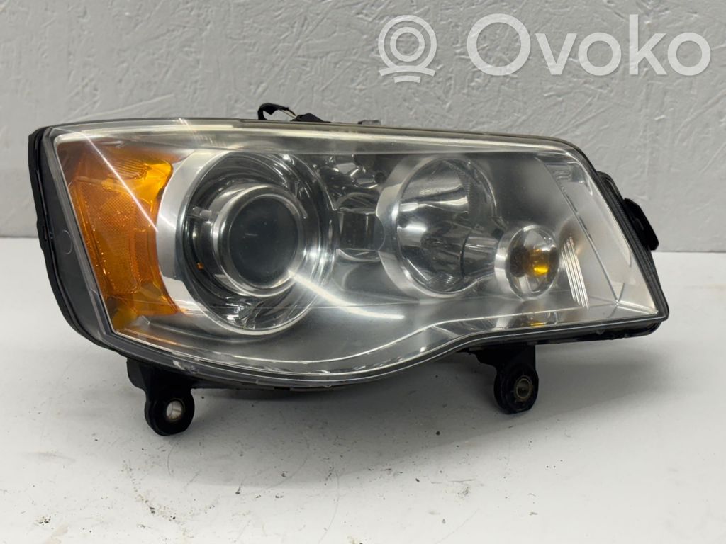 Chrysler Grand Voyager V Lampa przednia 