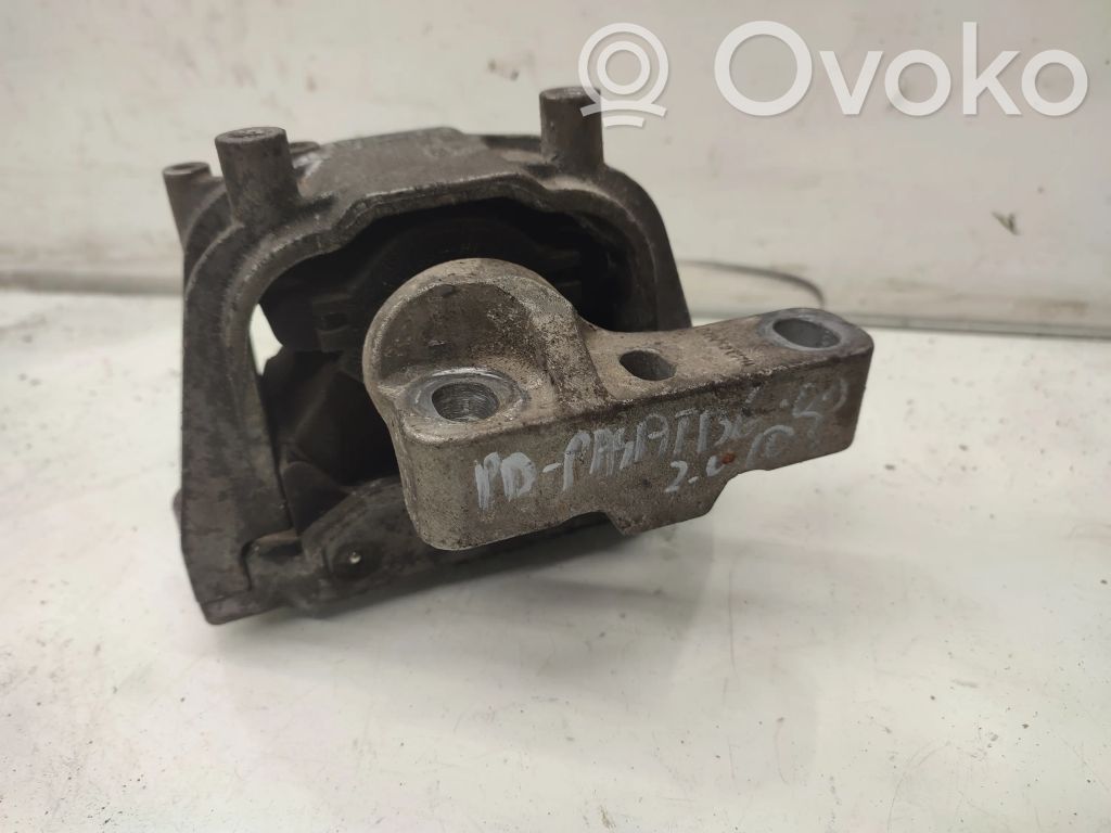 Volkswagen PASSAT B6 Engine mount bracket 