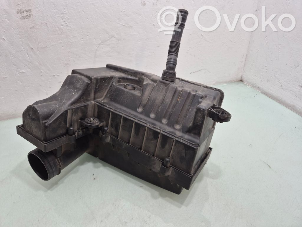 Volkswagen Golf V Air filter box 