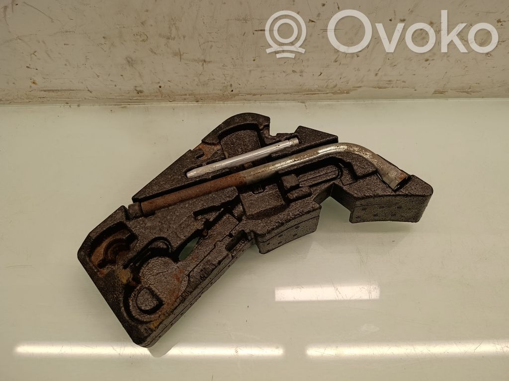 Audi Q7 4L Tool set 