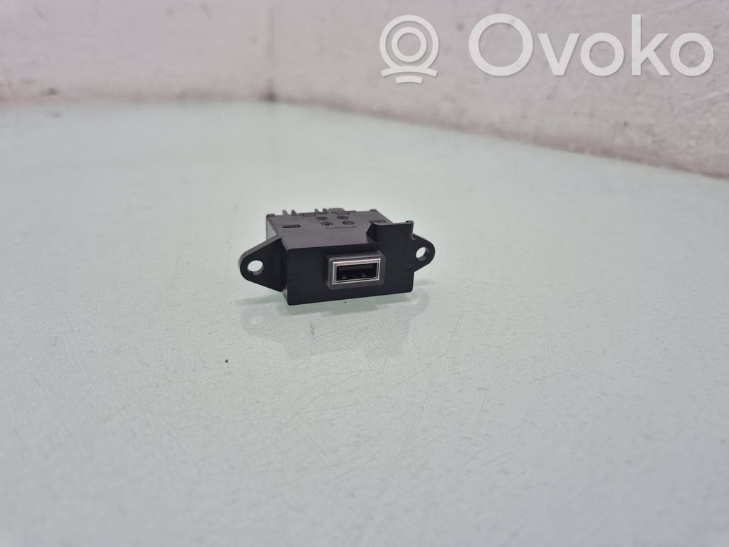 Alfa Romeo Giulia USB socket connector 