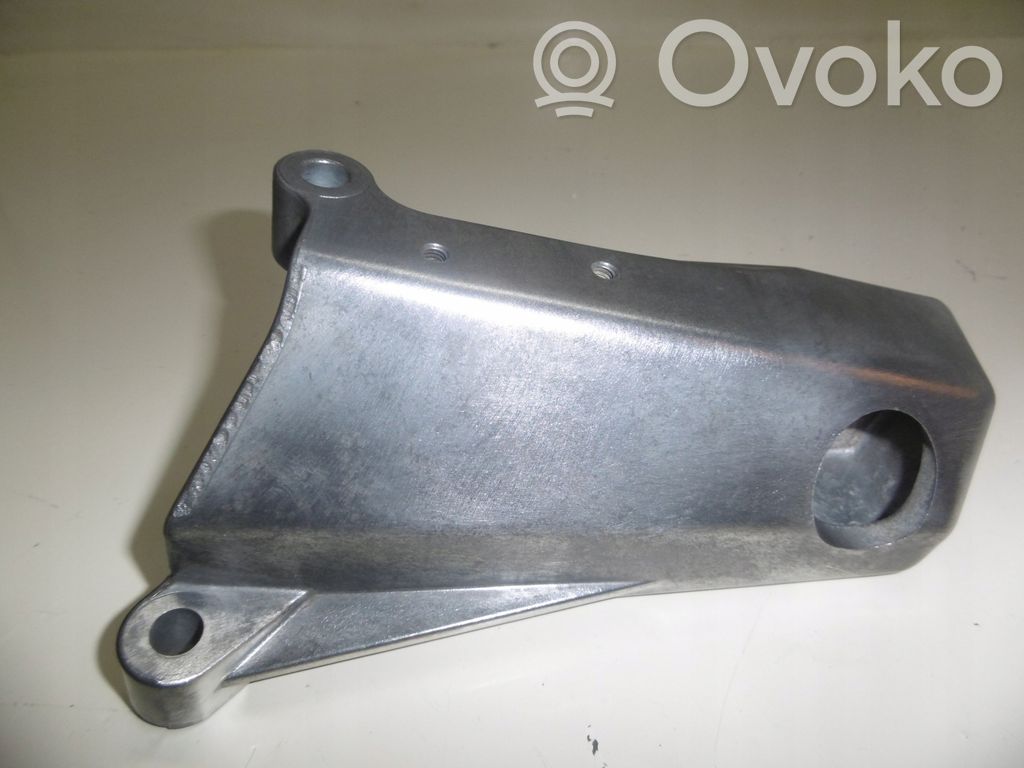 Volvo XC90 Engine mounting bracket 