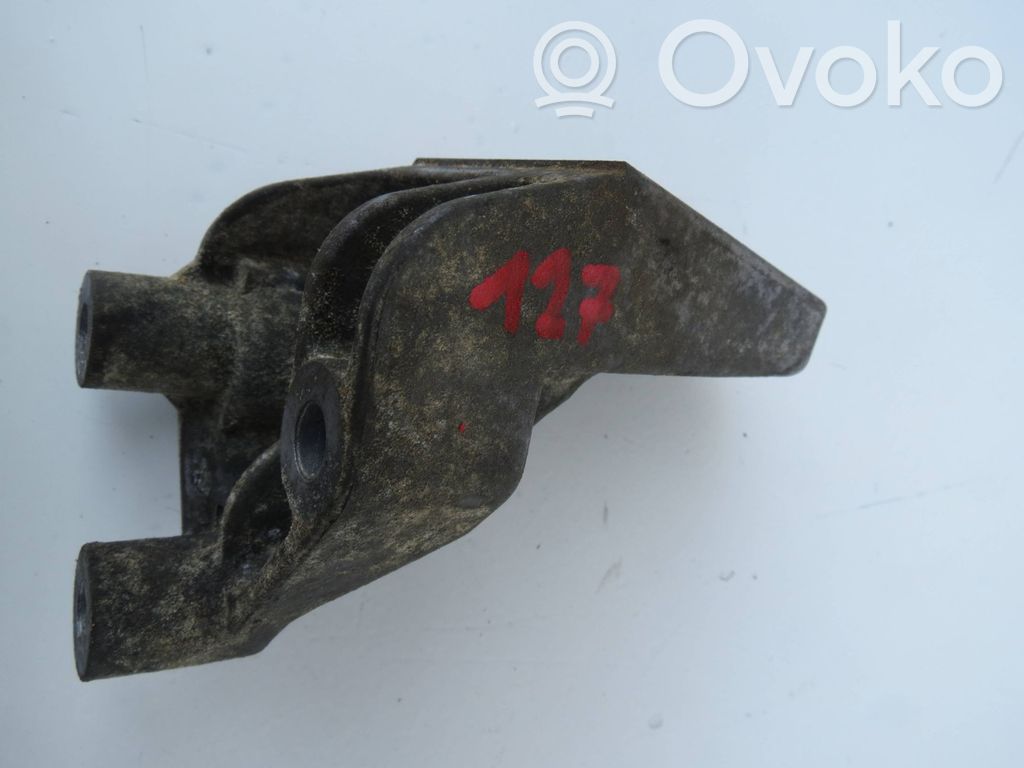 Volvo XC90 Engine mounting bracket 