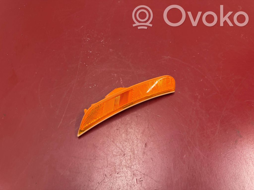 Chrysler Pacifica Front reflector 