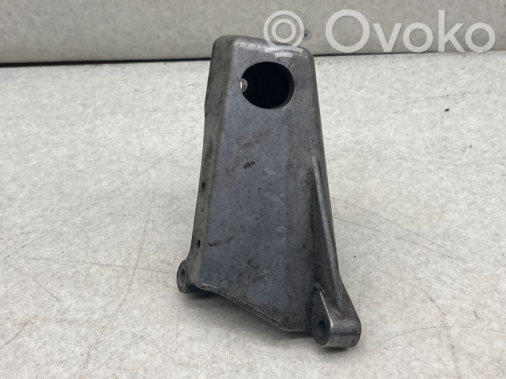Volvo XC90 Engine mounting bracket 