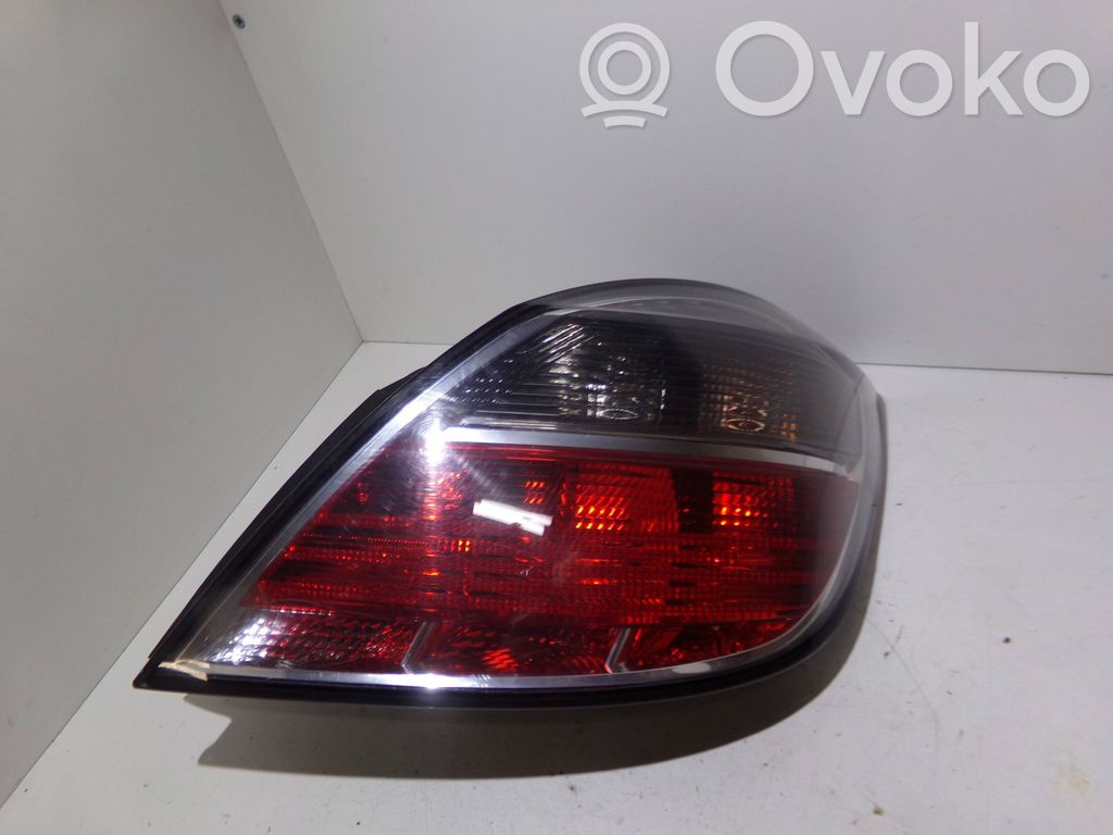 Opel Astra H Aizmugurējais lukturis virsbūvē 