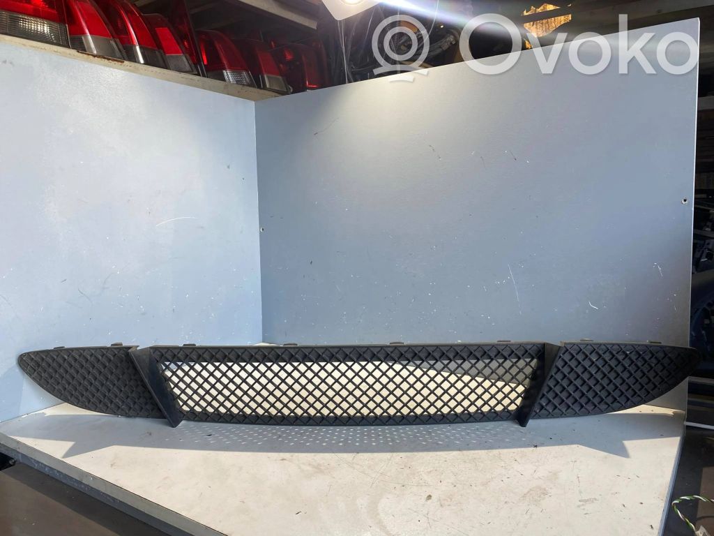 BMW 1 E81 E87 Apakšējais režģis (trīsdaļīgs) 