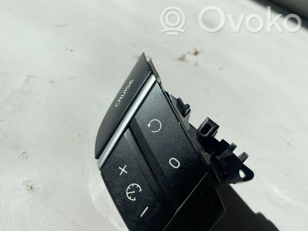 Volvo S60 Steering wheel buttons/switches 