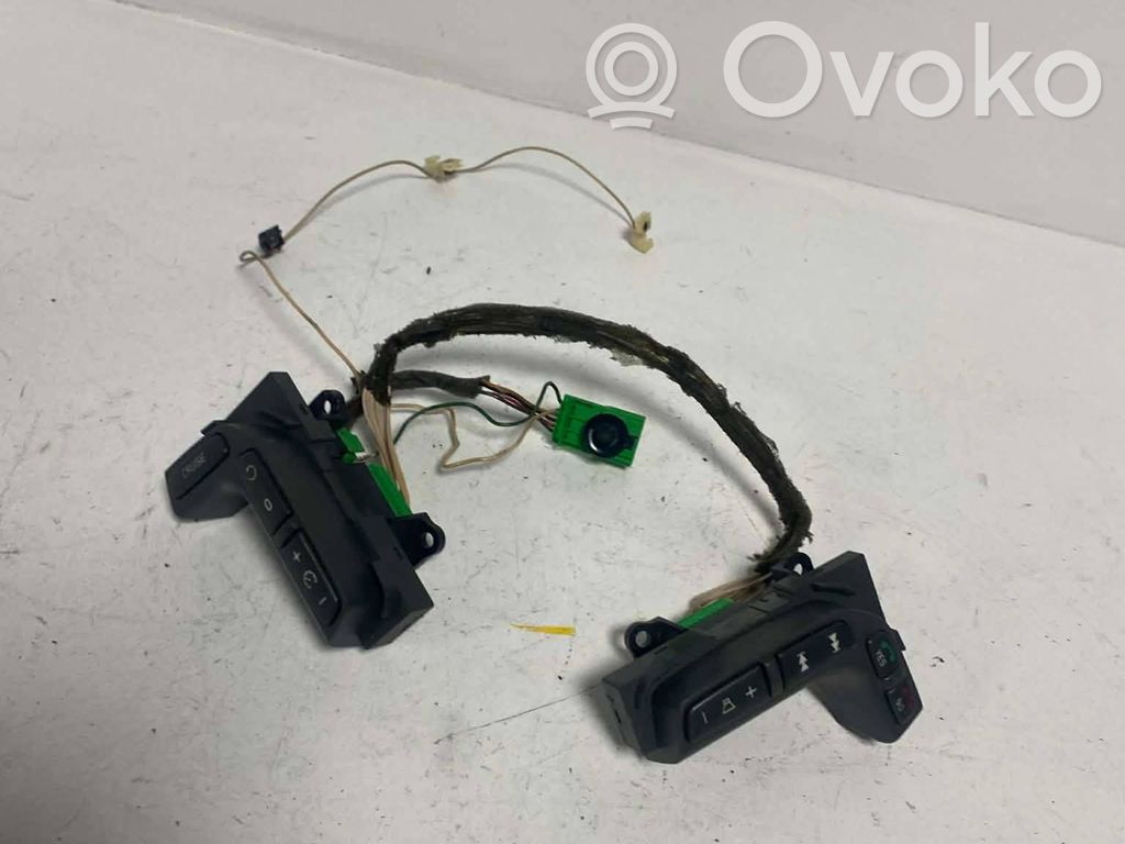 Volvo V70 Steering wheel buttons/switches 