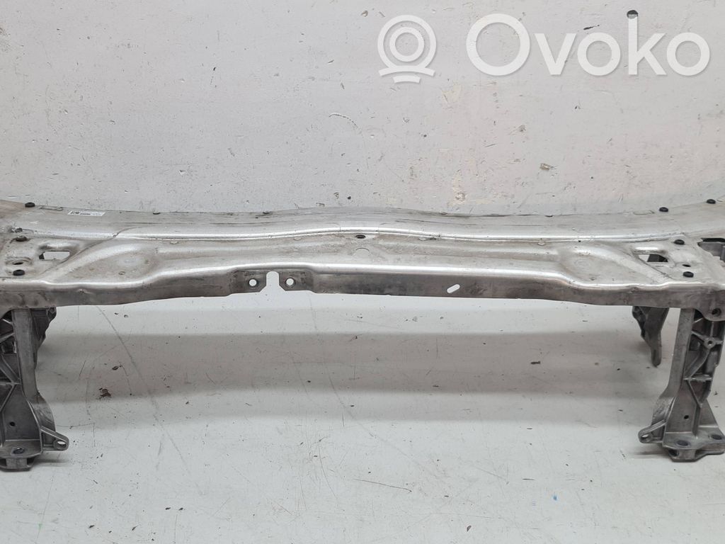 Mercedes-Benz C W205 Pas przedni 