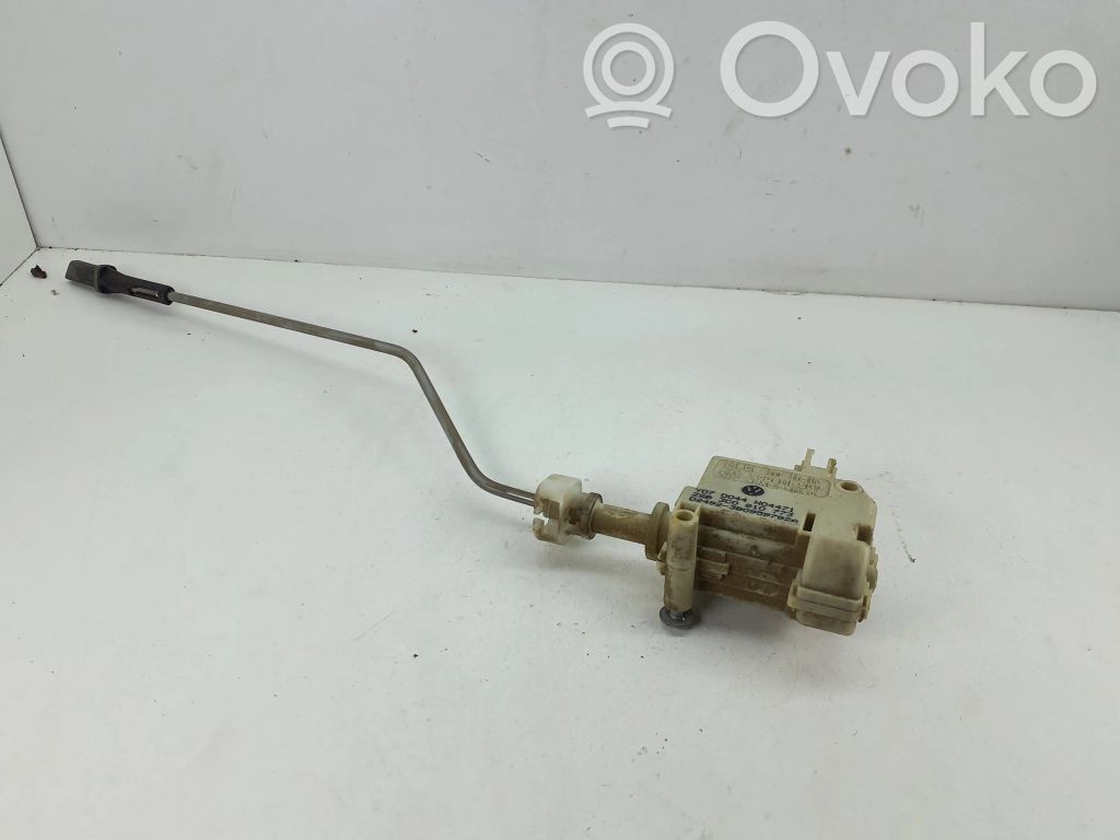 Volkswagen PASSAT B6 Silniczek / Siłownik zamka centralnego 