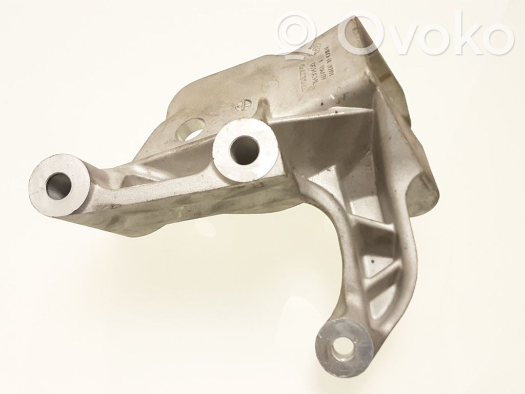 Volvo XC90 Engine mounting bracket 