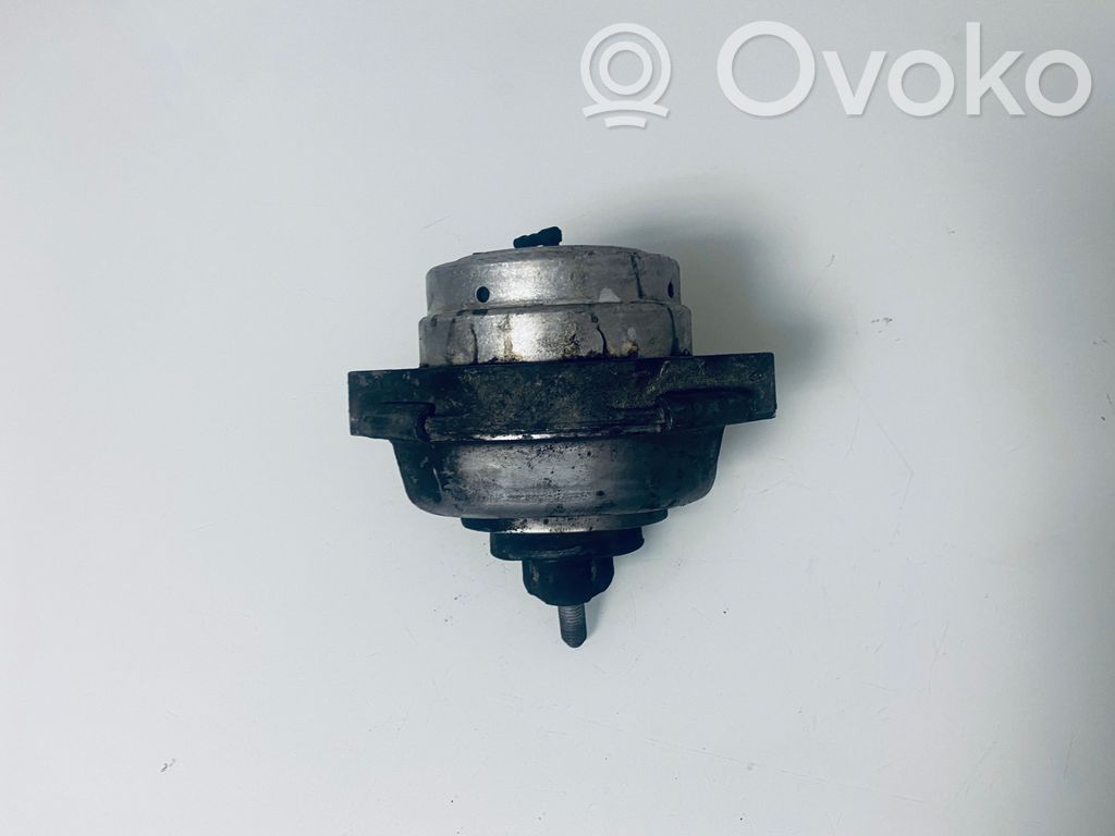 Engine mount bracket   6758444