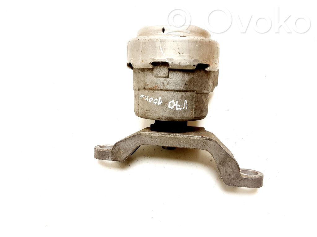 Volvo V70 Engine mount bracket 