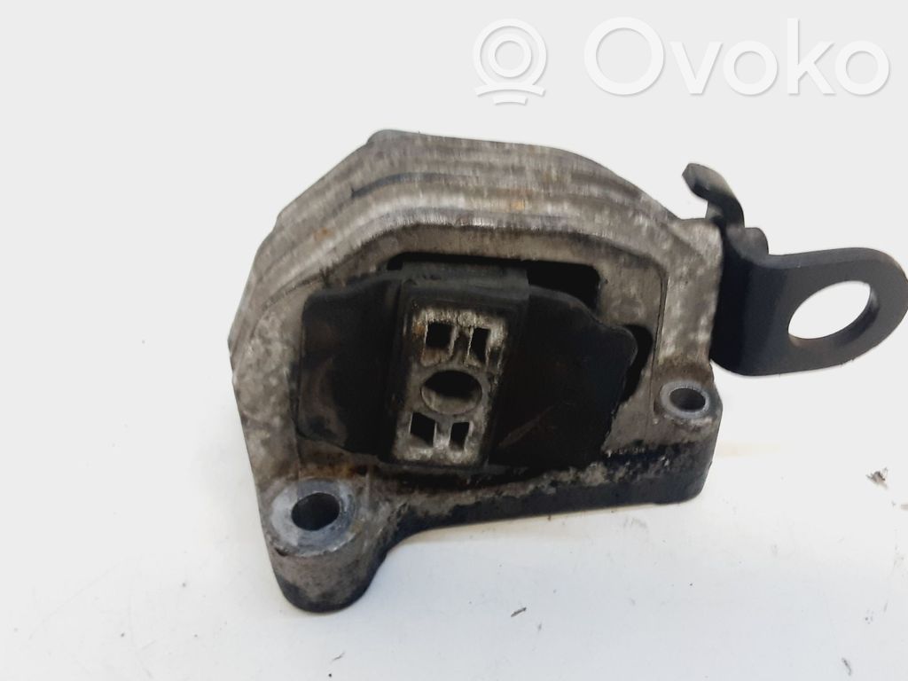 Volvo V70 Engine mount bracket 