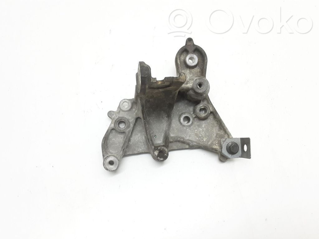 Volvo V70 Power steering pump mounting bracket 