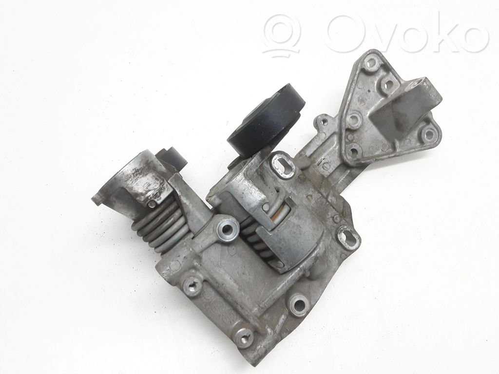 Volvo C70 Engine mounting bracket 