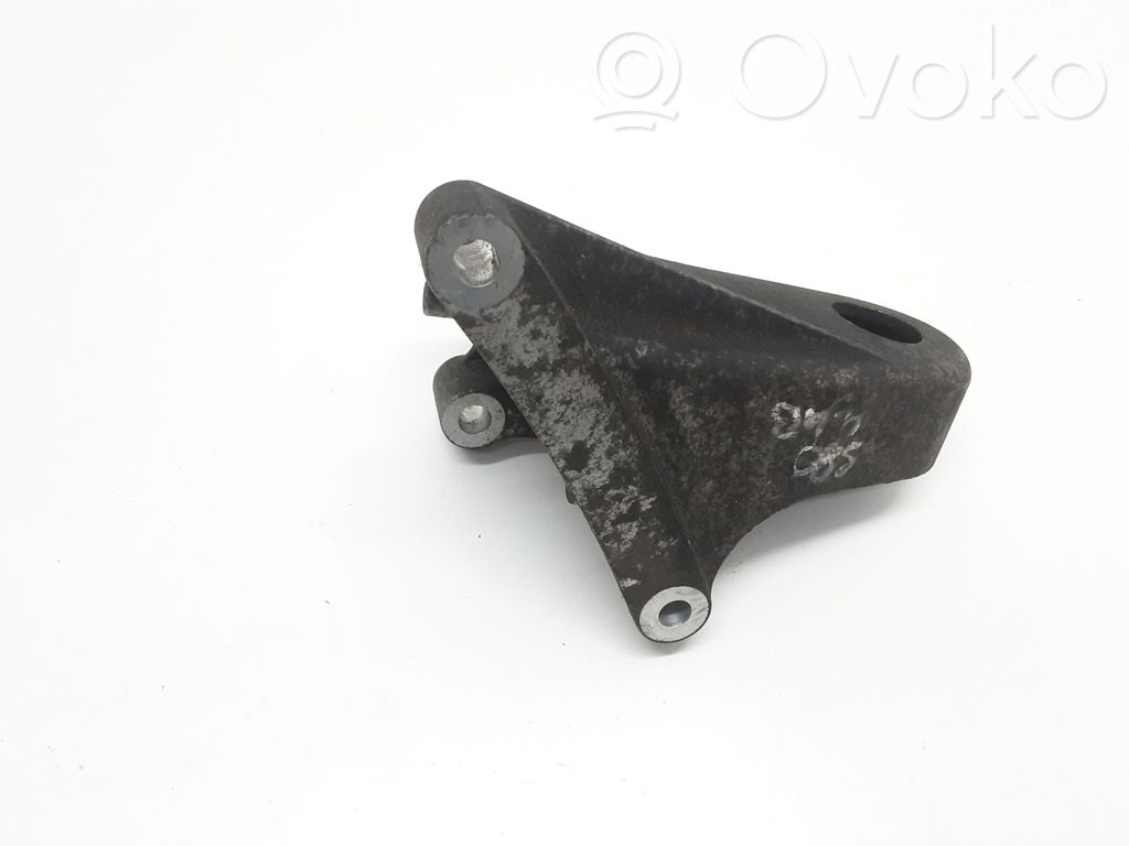 Volvo XC90 Engine mounting bracket 