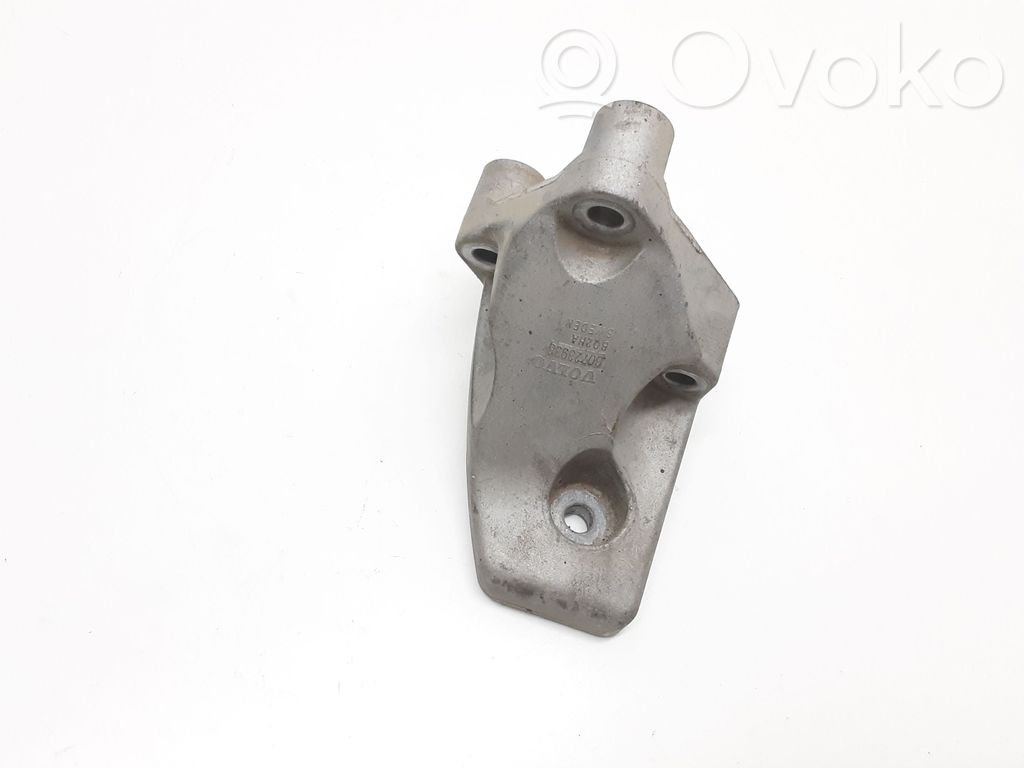 Volvo XC90 Engine mounting bracket 
