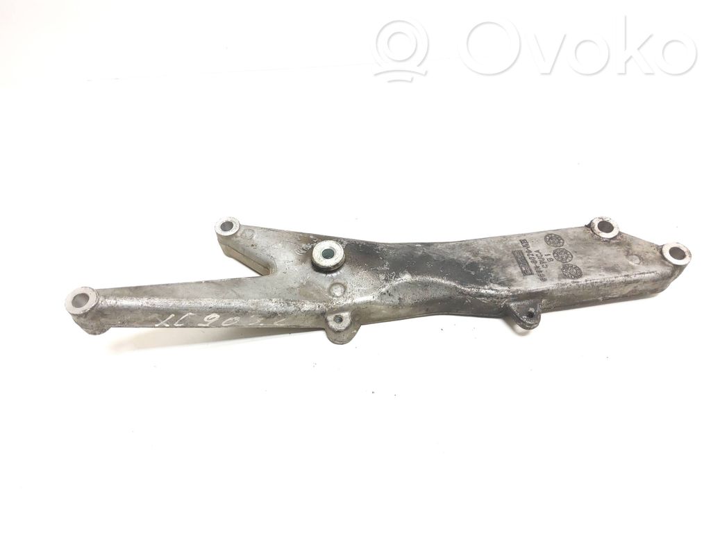 Volvo XC90 Engine mounting bracket 