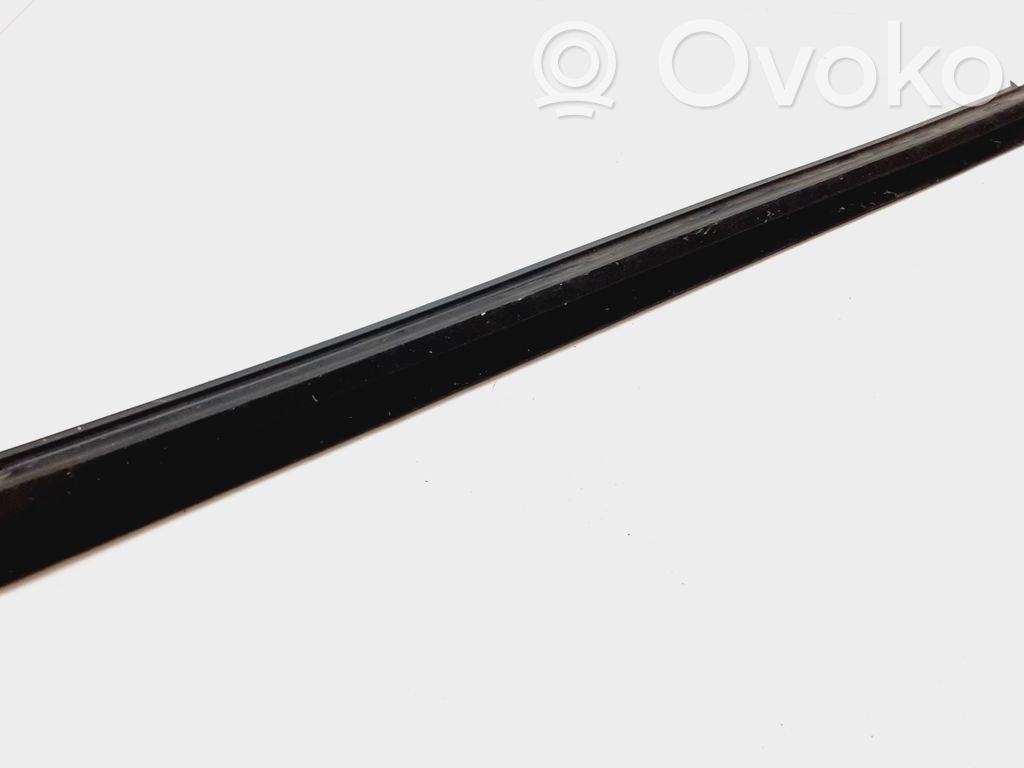 Volvo XC90 Gumowa uszczelka szyby drzwi tylnych 