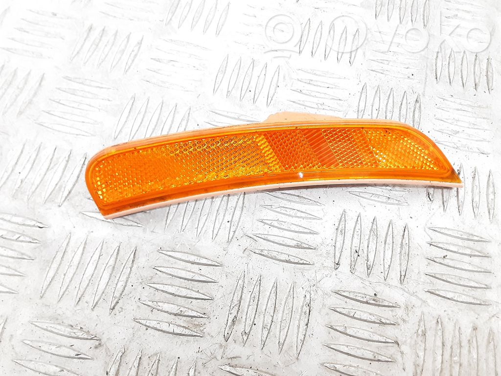 Chrysler Pacifica Front reflector 