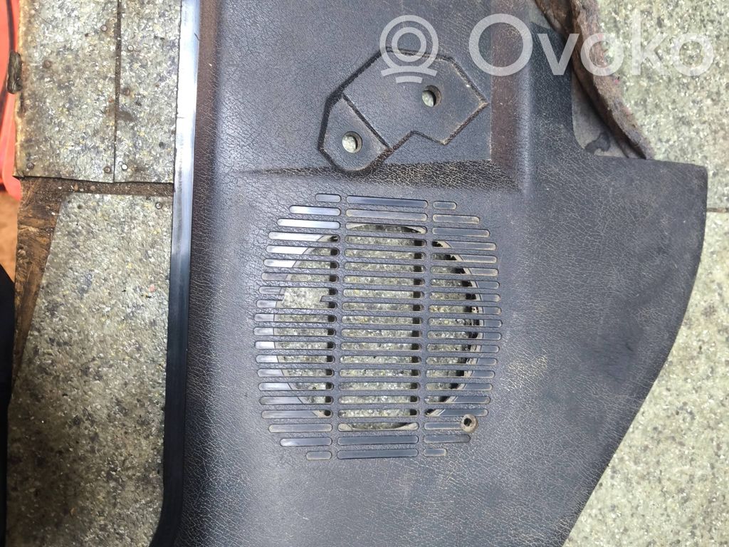 BMW 3 E30 Sivukaiuttimen suoja 