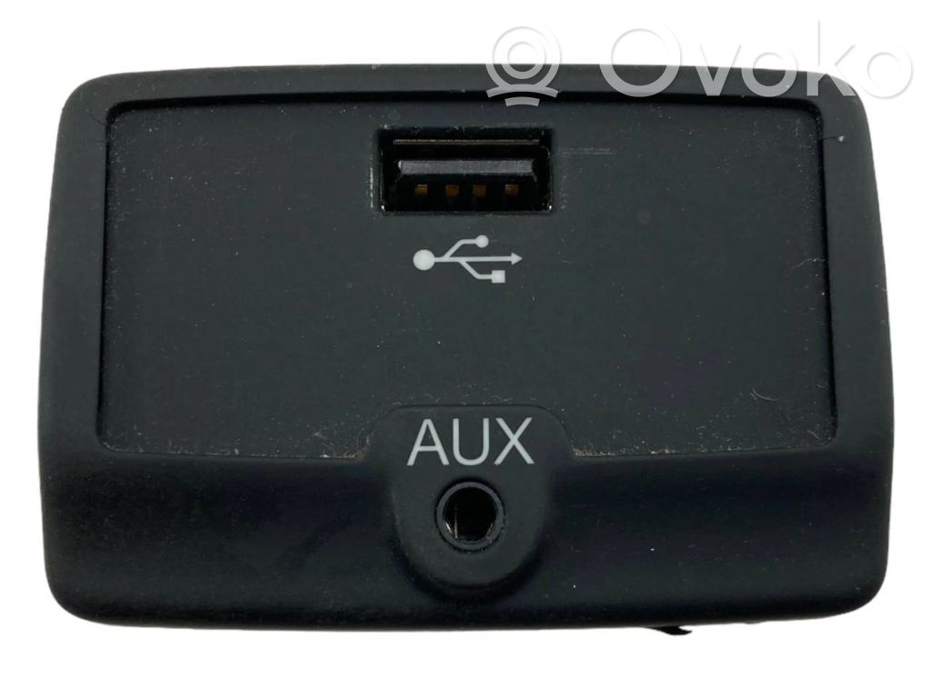 Fiat 500L Enchufe conector entrada auxiliar 