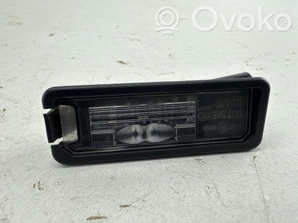 Volkswagen Golf VIII Lampa oświetlenia tylnej tablicy rejestracyjnej 