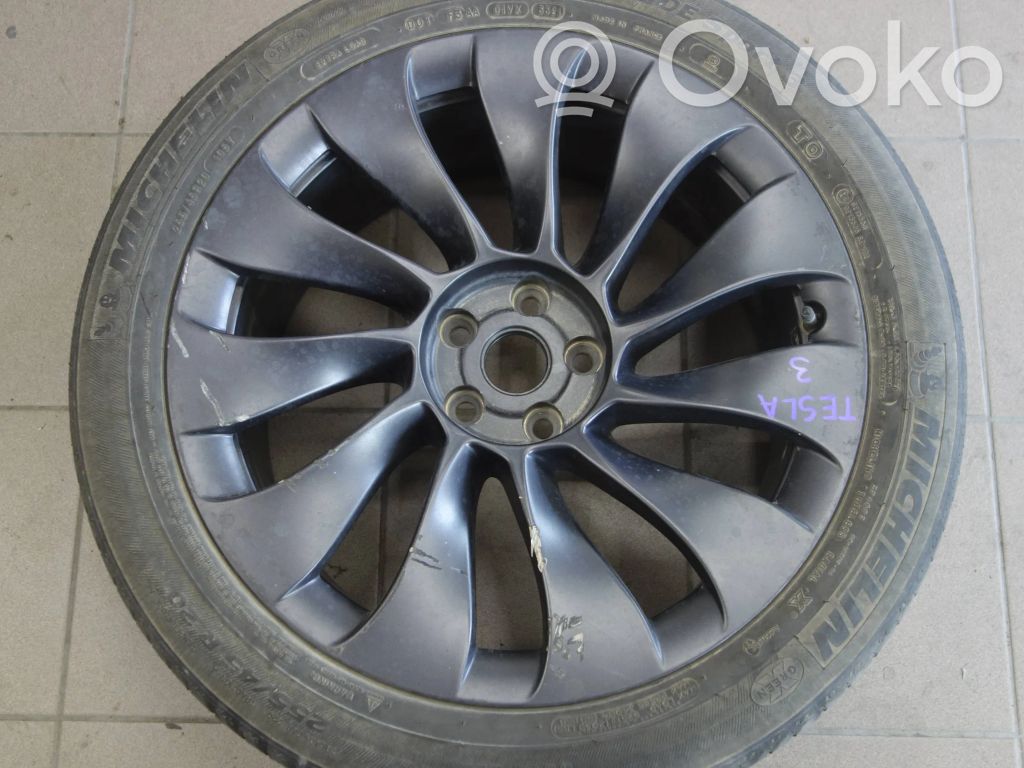 Tesla Model 3 R20-alumiinivanne 