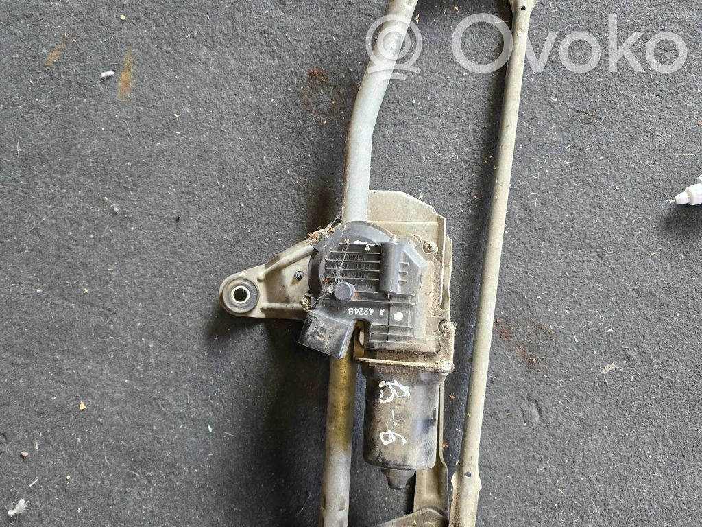Volkswagen PASSAT B7 Front wiper linkage and motor 