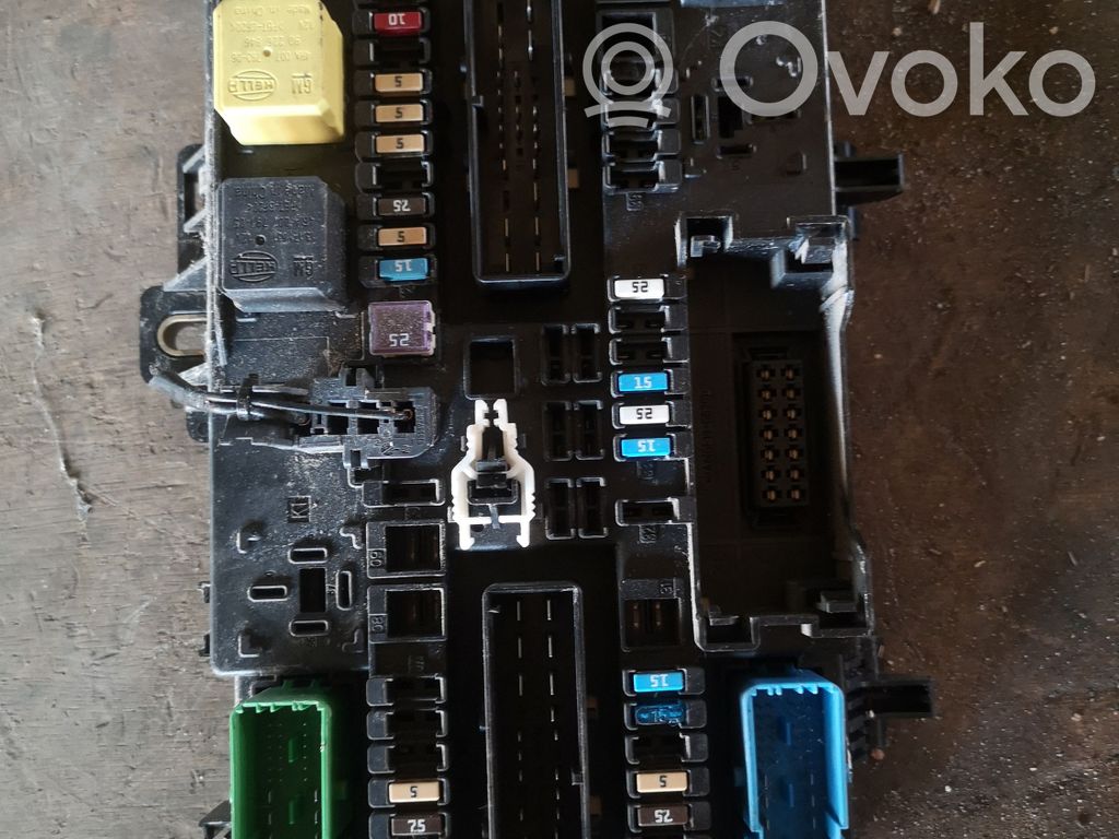 Opel Zafira B Fuse module 