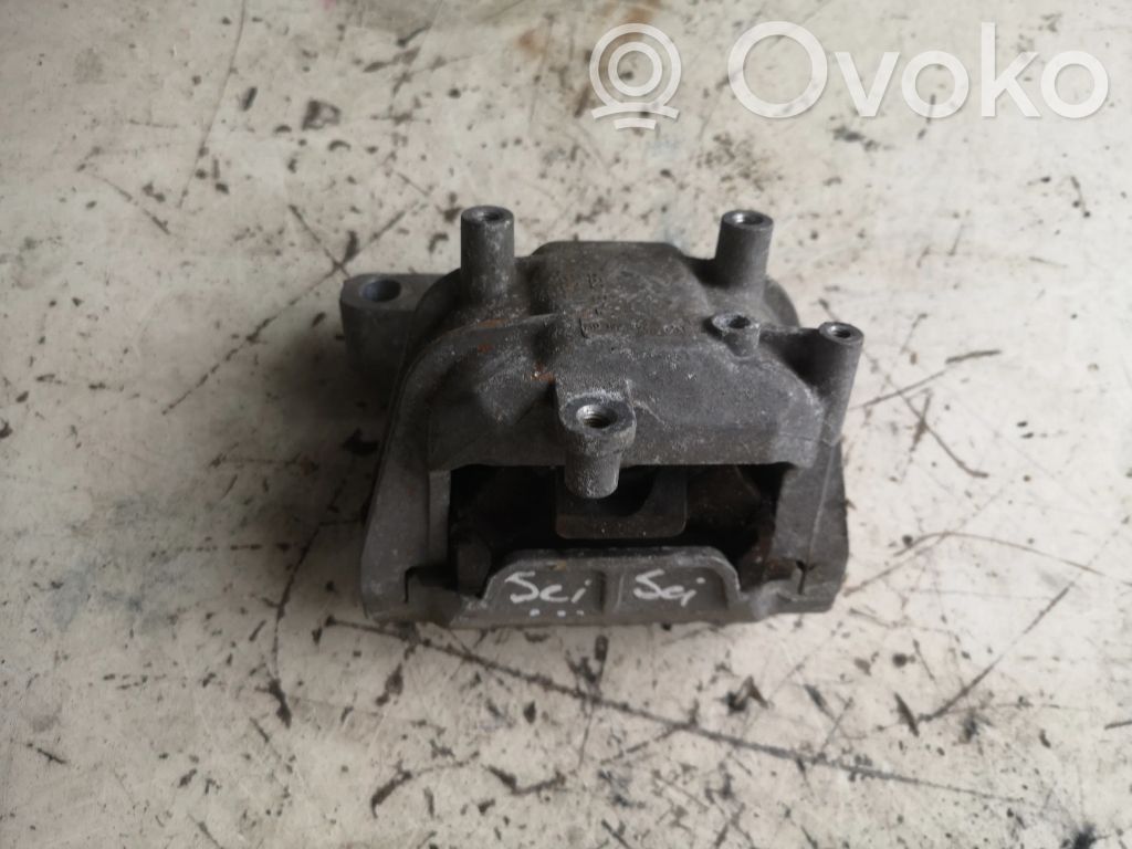 Volkswagen Scirocco Engine mounting bracket 