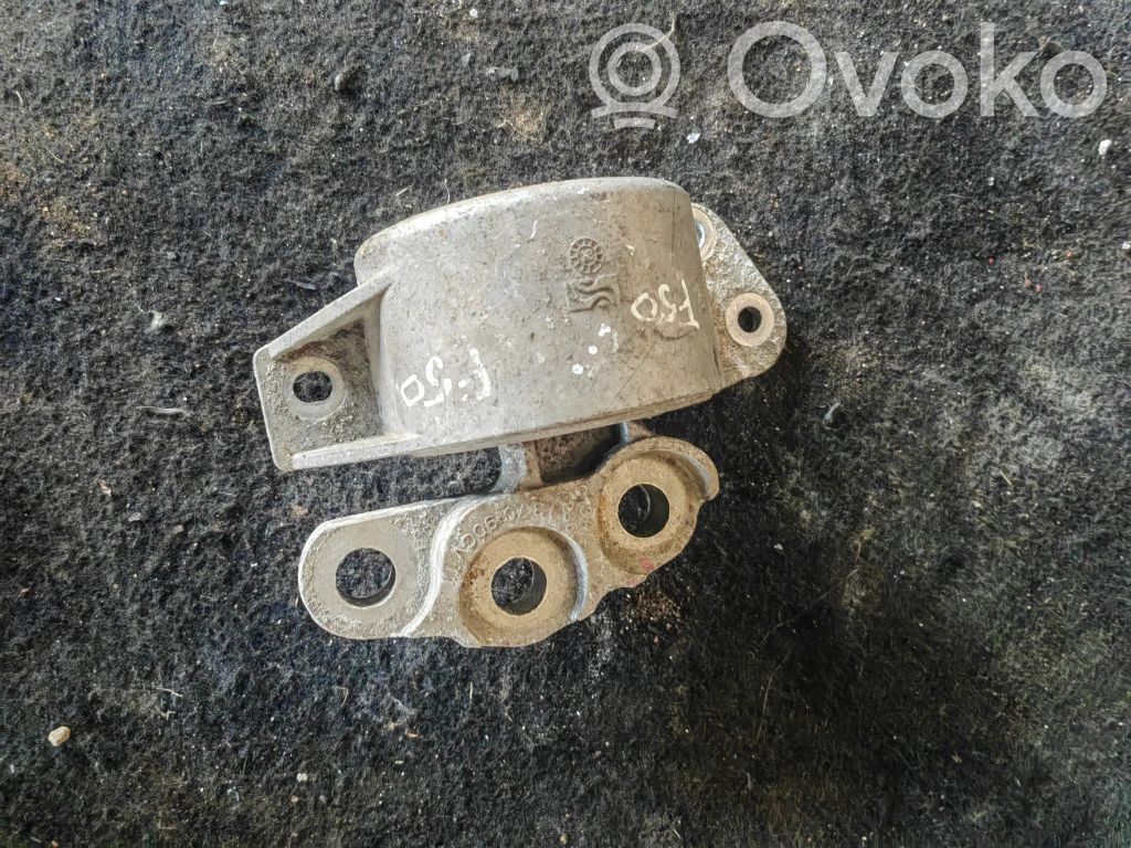 Fiat 500L Engine mounting bracket 