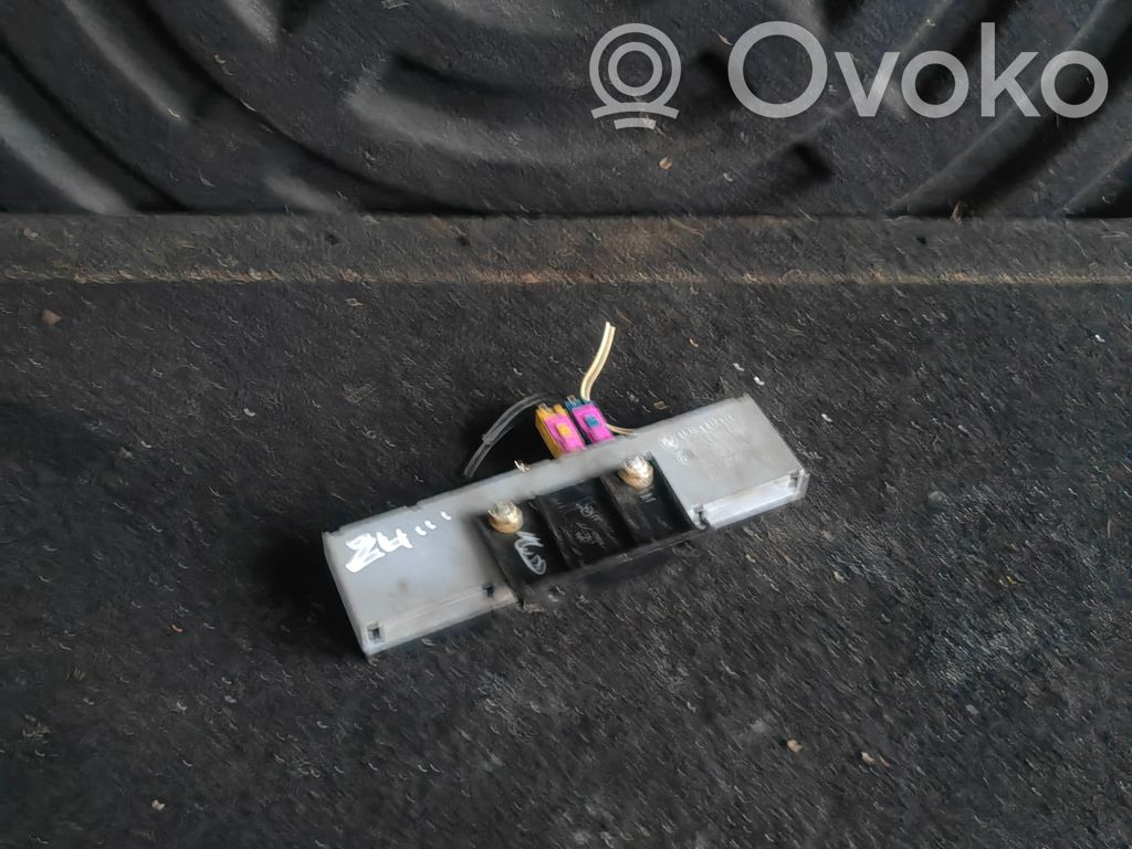 Pystyantennivahvistin   6912817