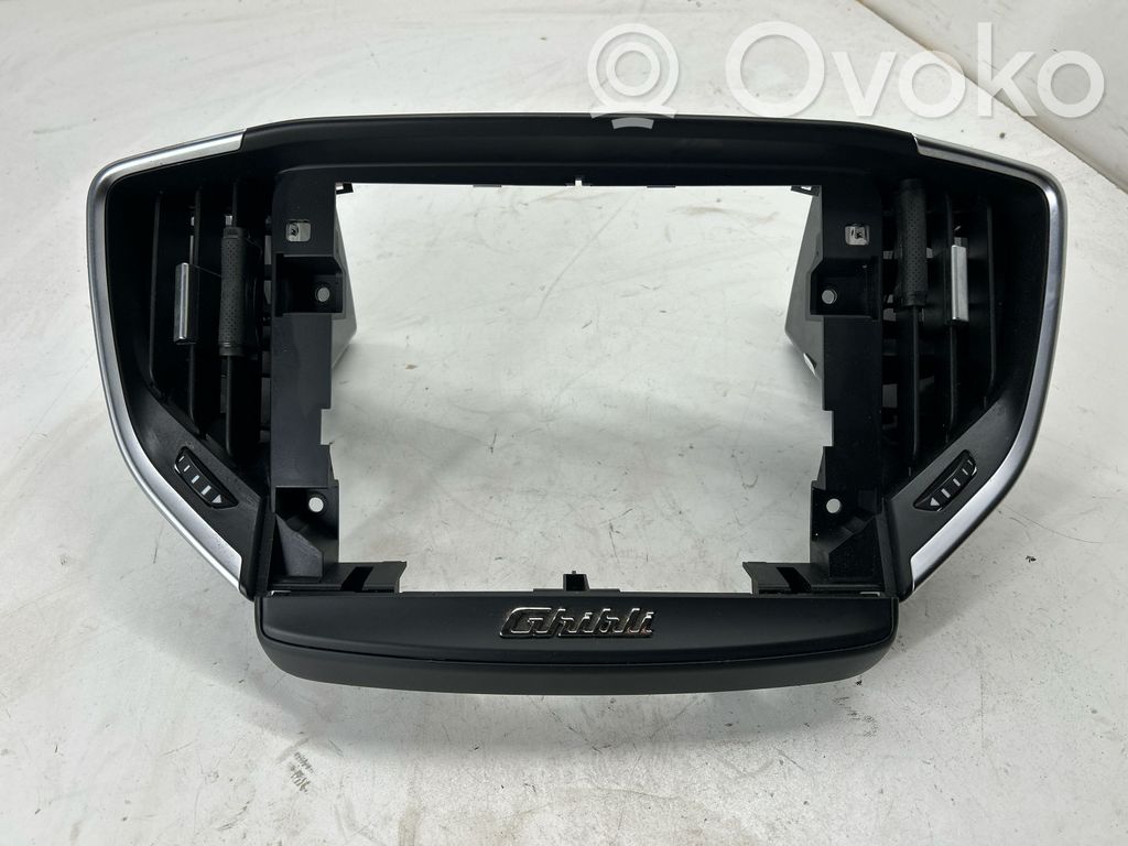 Maserati Ghibli Konsola środkowa / Radio / GPS 