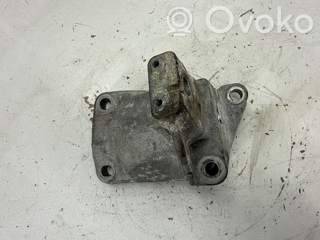Dodge Durango Engine mounting bracket 