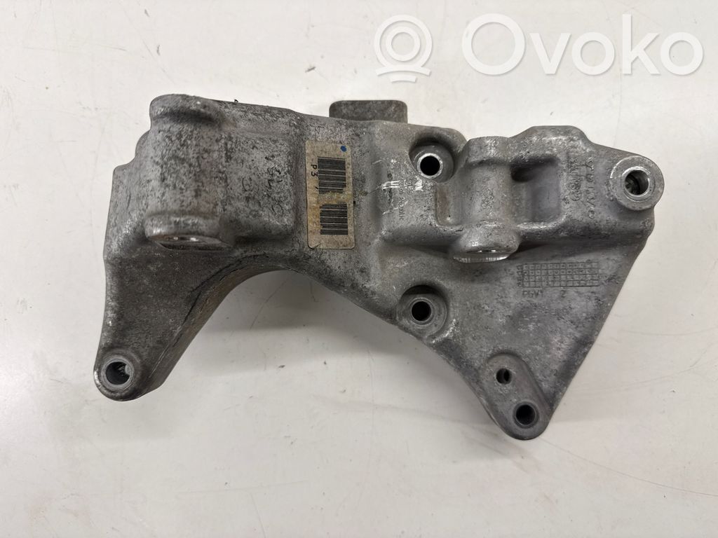 Volvo S60 Generator/alternator bracket 