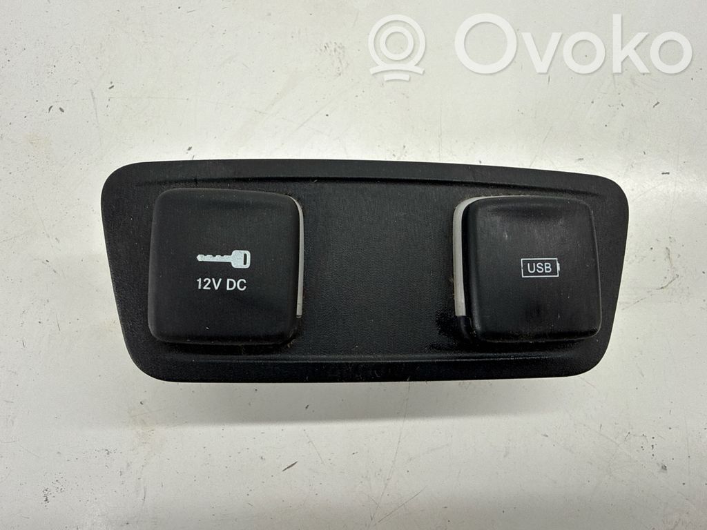 USB socket connector   68229847AB,68229847AA,68229847