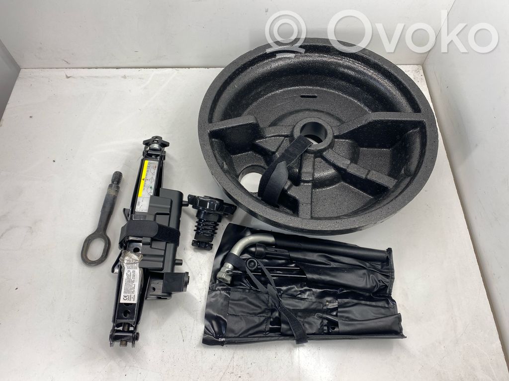 Audi A3 S3 8V Spare wheel mounting bracket 