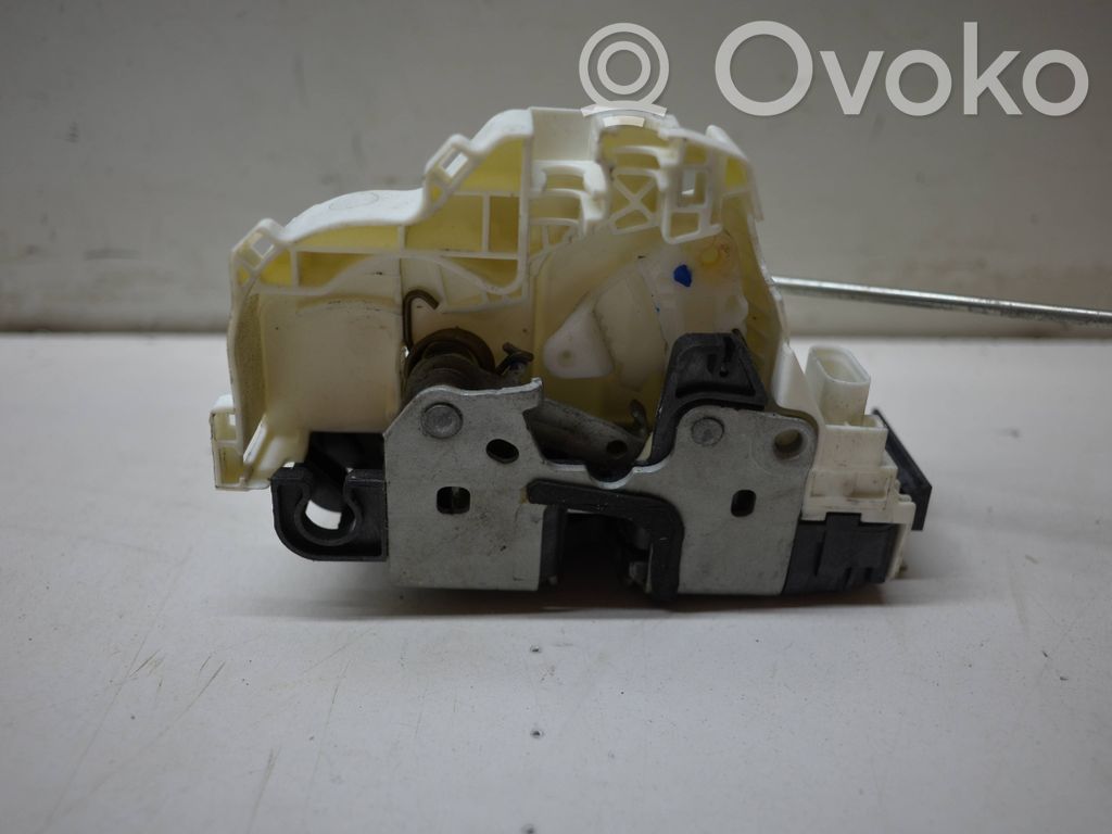 Chrysler Town & Country V Front door lock 