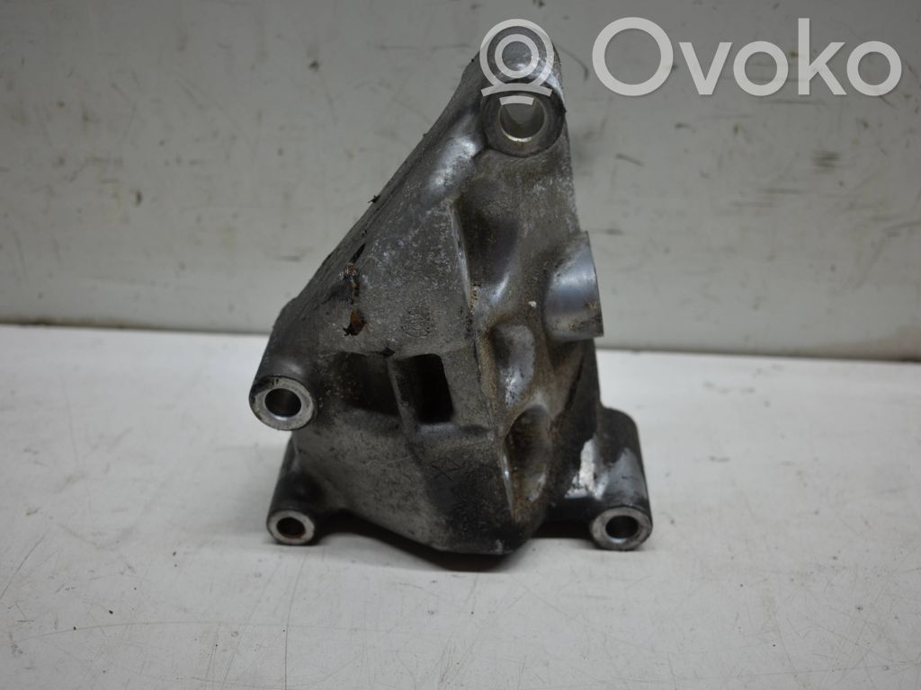 Chrysler Town & Country V Engine mounting bracket 