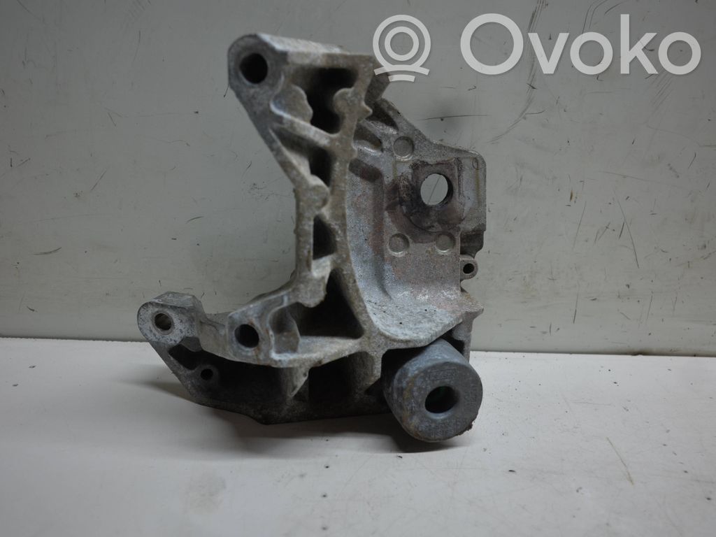 Volvo V70 Engine mounting bracket 
