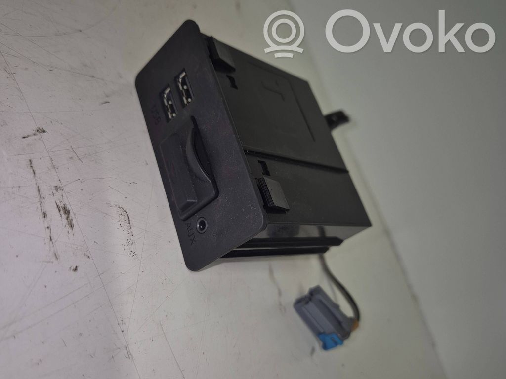 Mazda 3 II USB socket connector 