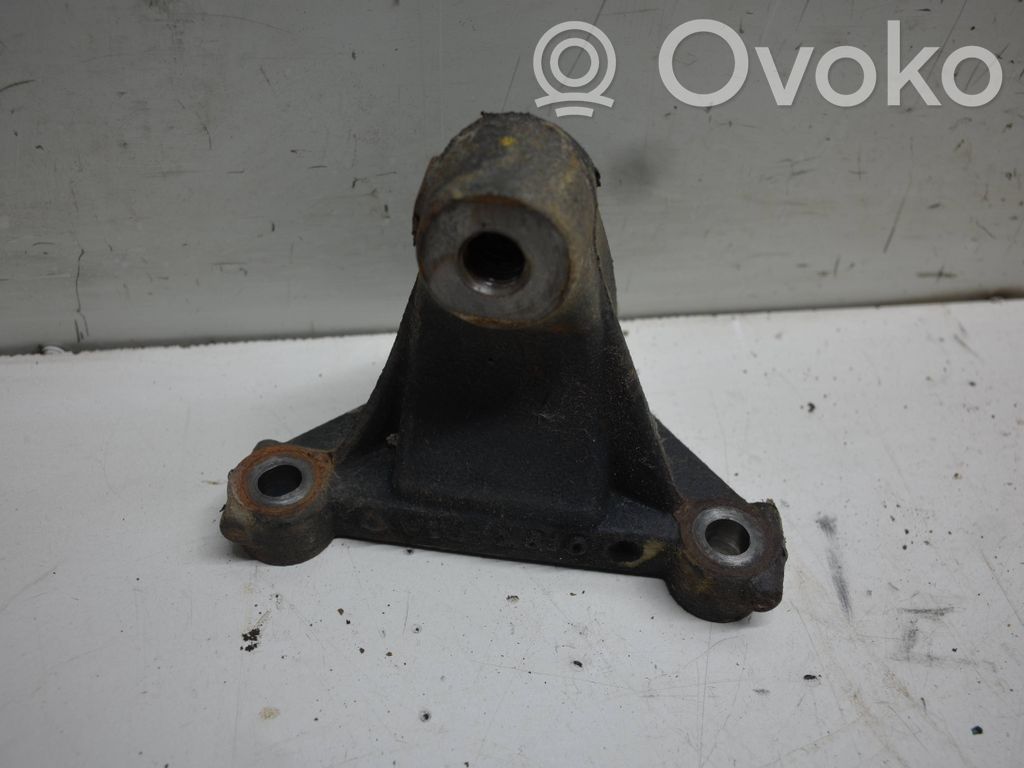 Opel Vivaro Engine mounting bracket 