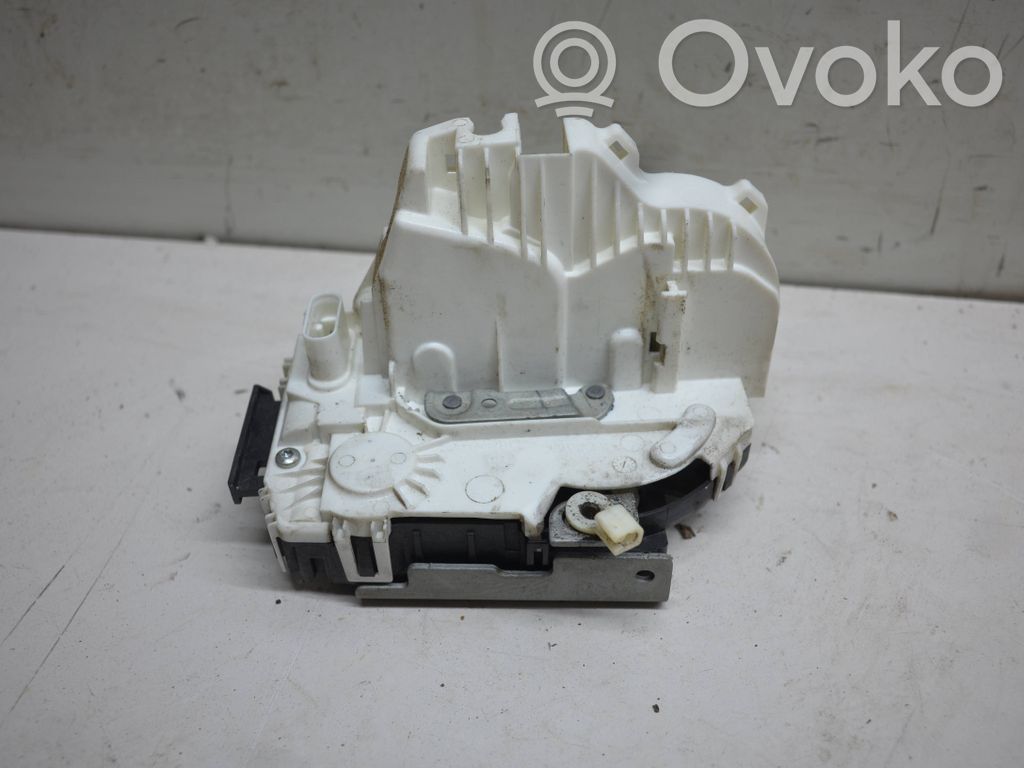Chrysler Town & Country V Front door lock 