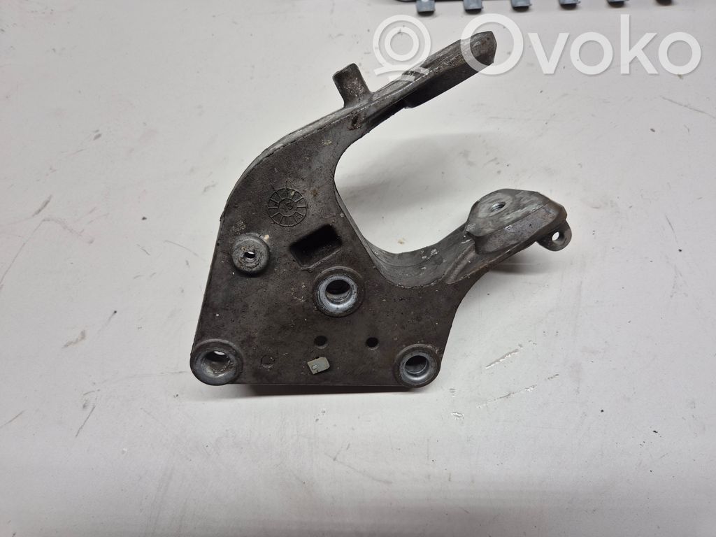 Chrysler Town & Country V Engine mounting bracket 